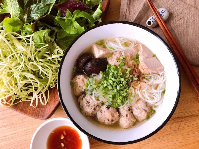Ảnh 11: Nhiều người thích ăn bún mọc với một chút rau muống chẻ