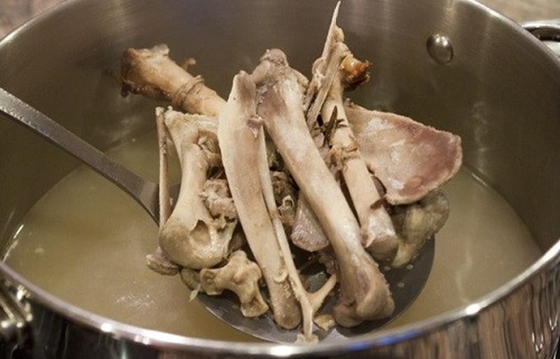 Ảnh 3: Hãy ninh xương ống thật kỹ để lấy hoàn toàn chất ngọt trong xương