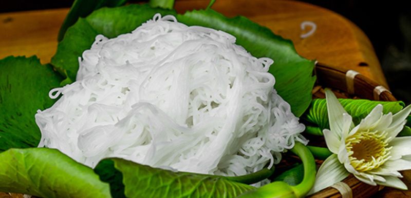 Ảnh 6: Hãy trần bún với nước sôi trước khi ăn để loại bỏ bớt vị chua tự nhiên và làm mềm bún hơn