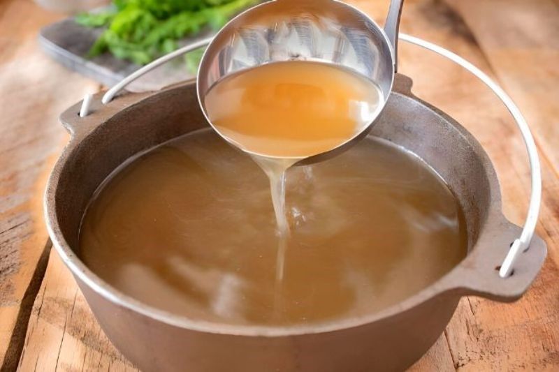 Ảnh 9: Lọc kỹ qua rây sẽ khiến nước dùng trong hơn nhiều