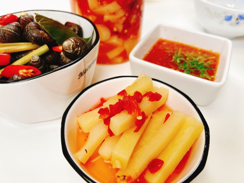 ​​​​​​​Món bún này ăn kèm măng muối rất ngon đấy