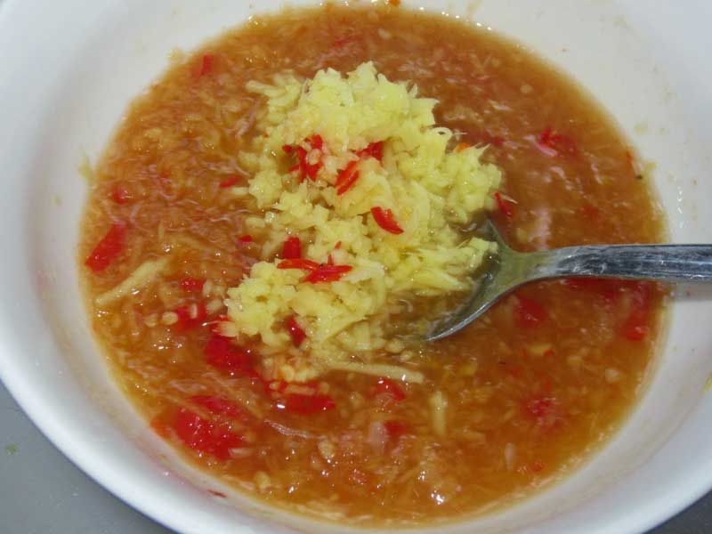 ​​​​​​​Một bát nước chấm bún vịt chuẩn vị không thể thiếu gừng