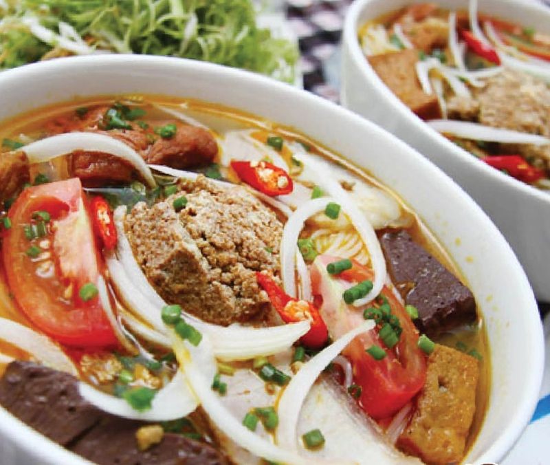 Ảnh 10: Canh bún sẽ ngon hơn nếu có 1 chút mắm tôm
