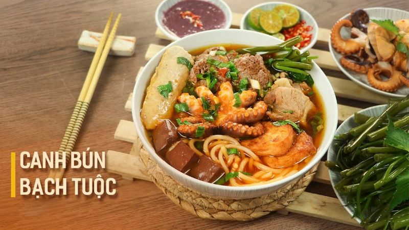 Ảnh 10: Canh bún sẽ ngon hơn nếu có 1 chút mắm tôm