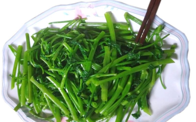 Ảnh 9: Rau muống luộc sơ sẽ giòn ngon hơn