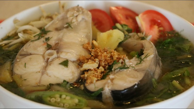 Tiến hành nấu món canh chua cá lăng