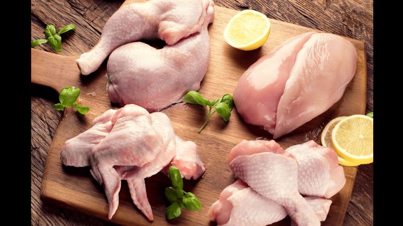 Dùng chanh và muối để khử mùi cánh gà