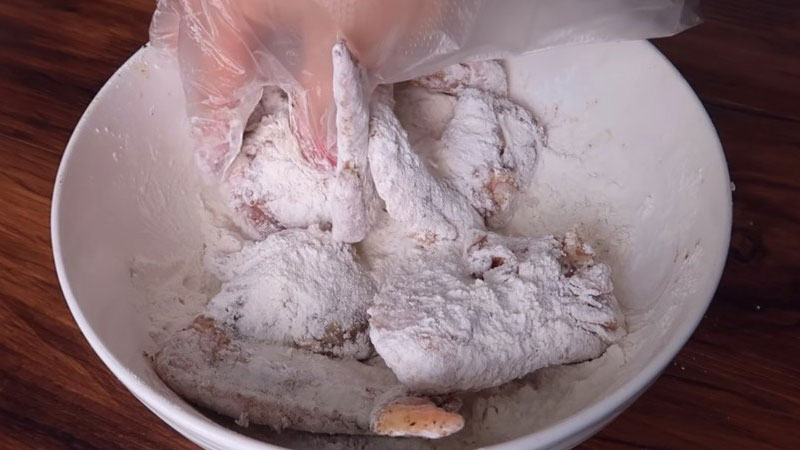 Trộn cánh gà cùng bột