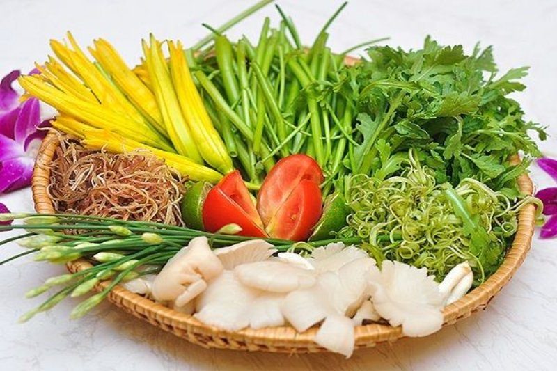 Ngoài ra, bạn cũng có thể nhúng thêm rau, nấm để ăn đỡ ngán