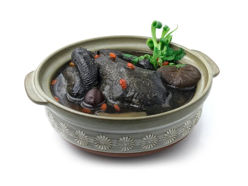 Có thể chặt gà ác thành miếng vừa ăn