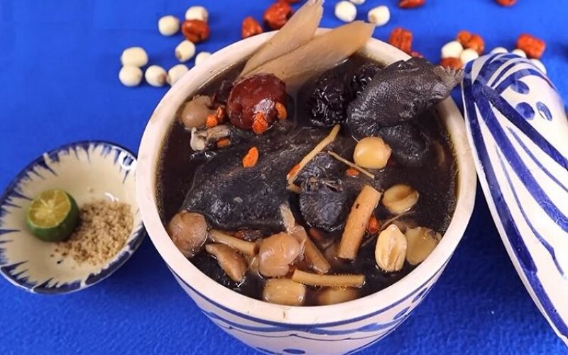 Cần lưu ý điều gì khi nấu món gà ác hầm với thuốc bắc