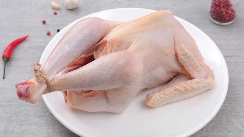 2: Hãy làm sạch thật kỹ để gà không còn mùi hôi