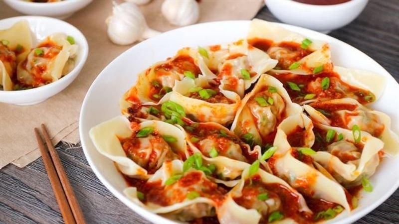 Vằn thắn luộc có thể sử dụng kèm với sa tế ớt