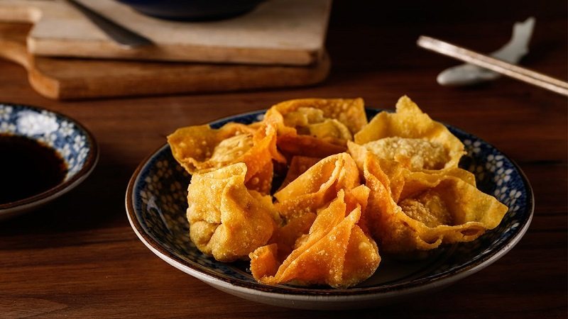 Vằn thắn nên được gói kỹ trước khi được đem đi chiên