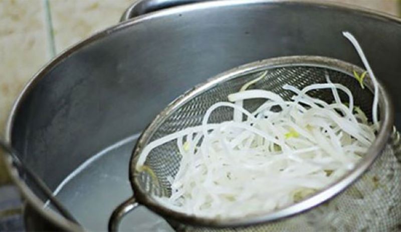 Trụng các nguyên liệu còn lại để hoàn thành món ăn