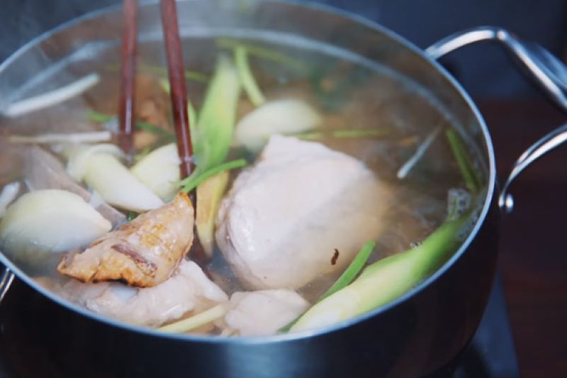 Ninh xương heo, thịt heo cùng củ cải trắng, tôm khô