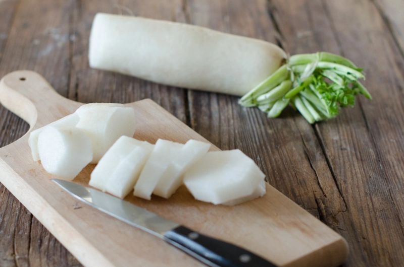 3: Bạn cắt khúc củ cải trắng để nấu nước dùng ngon hơn nhé