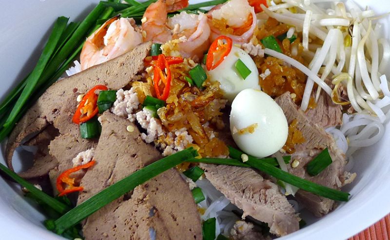 8: Xếp các loại topping lên mặt tô hủ tiếu