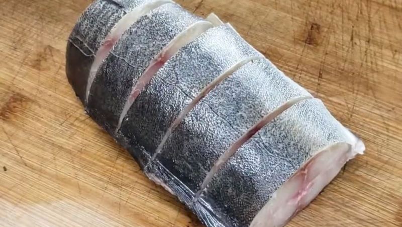 3: Cá bớp bạn phải rửa sạch từng phần với muối, gừng cho thịt thơm hơn