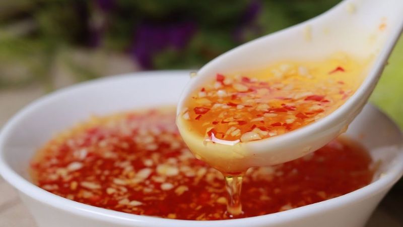 7: Dùng mắm ớt để chấm lẩu cá bớp
