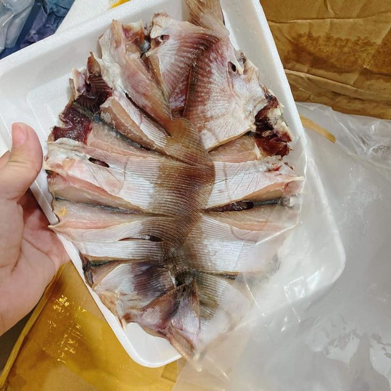 Ảnh 11: Không nên lựa chọn cá đuối đã ướp lâu ngày, thịt sẽ bở và không ngon