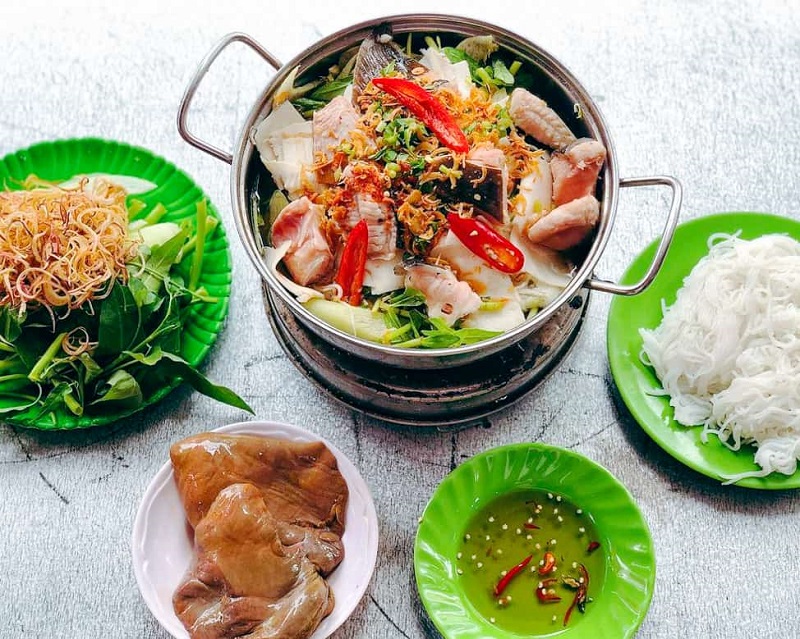 Ảnh 1: Lẩu cá đuối hấp dẫn nhờ những đồ nhúng tươi, vị cá thơm ngon đặc biệt