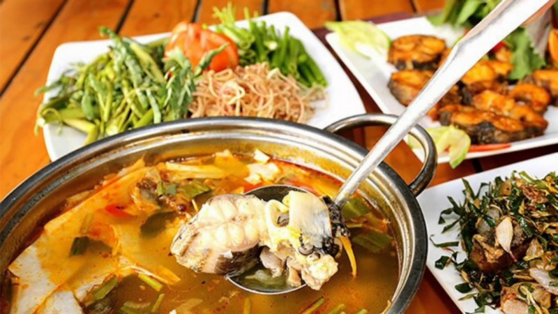 Nấu nước lẩu cá tầm