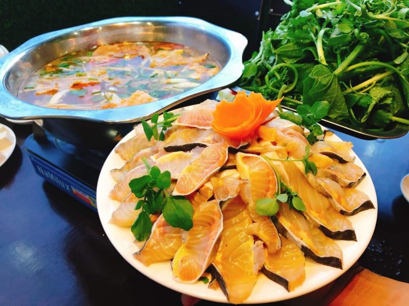 Thưởng thức lẩu cá tầm