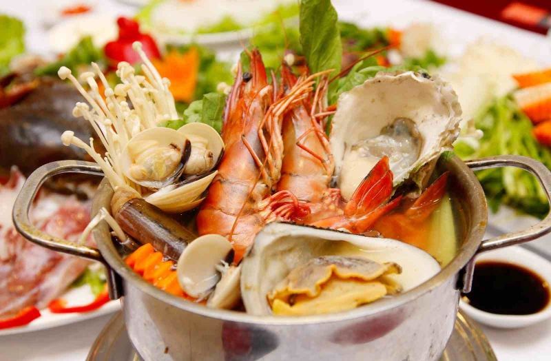 Lẩu hải sản thập cẩm được rất nhiều người yêu thích với đồ ăn đa dạng, hương vị thơm ngon