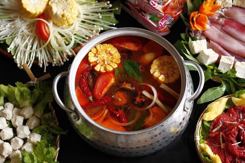 Hình 5: Lúc này bạn có thể đặt nồi lên bếp, bắt đầu ăn lẩu