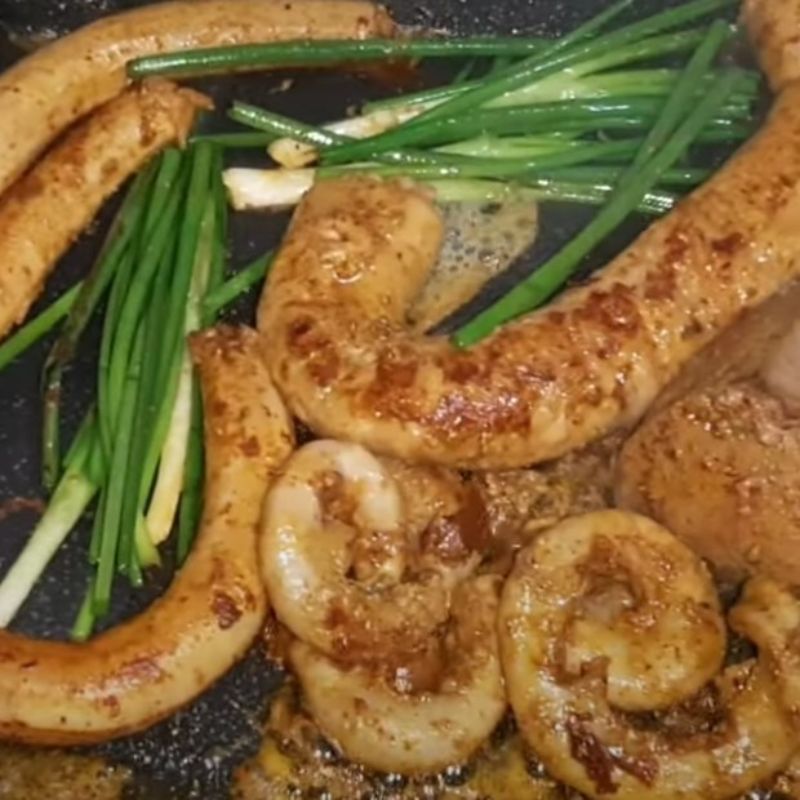 Ảnh 5: Ướp lòng với gia vị để cho lòng thấm đều và ngon hơn khi nấu lên