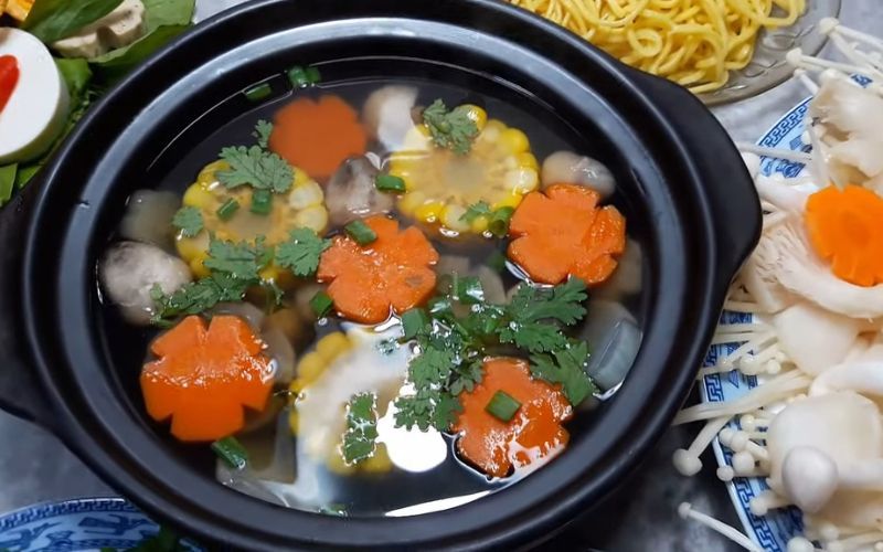 12: Bạn có thể thấy nước lẩu rất trong và thanh ngọt