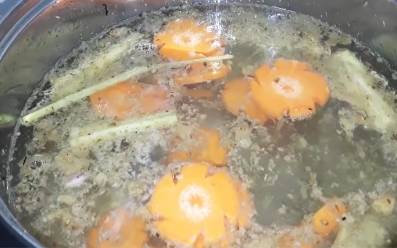 3: Nước lẩu khi ninh sẽ có rất nhiều bọt, bạn hãy liên tục vớt bọt để nước trong và thơm hơn nhé