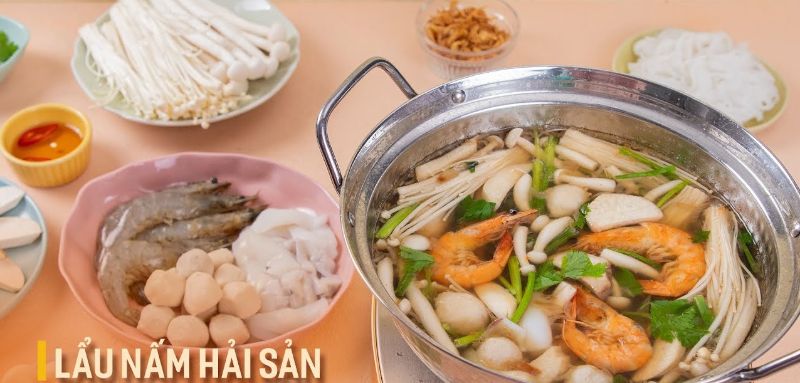 5: Khi ăn, bạn nhúng dần các loại rau và hải sản và ăn ngay khi vừa chín tới