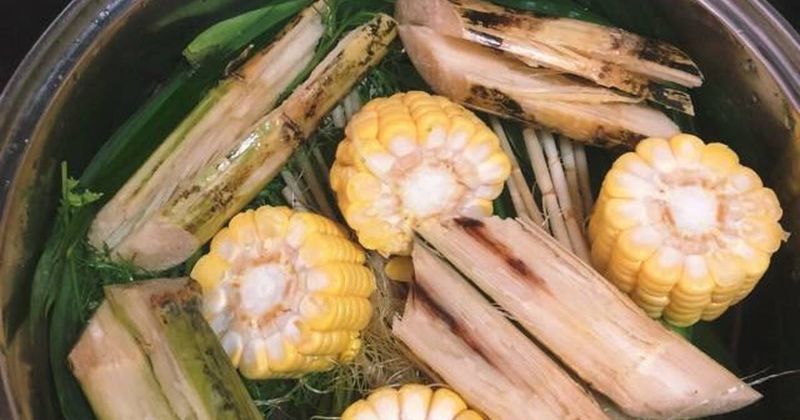 8: Mía lau và ngô giúp nước lẩu rất ngọt dù không cần hầm xương