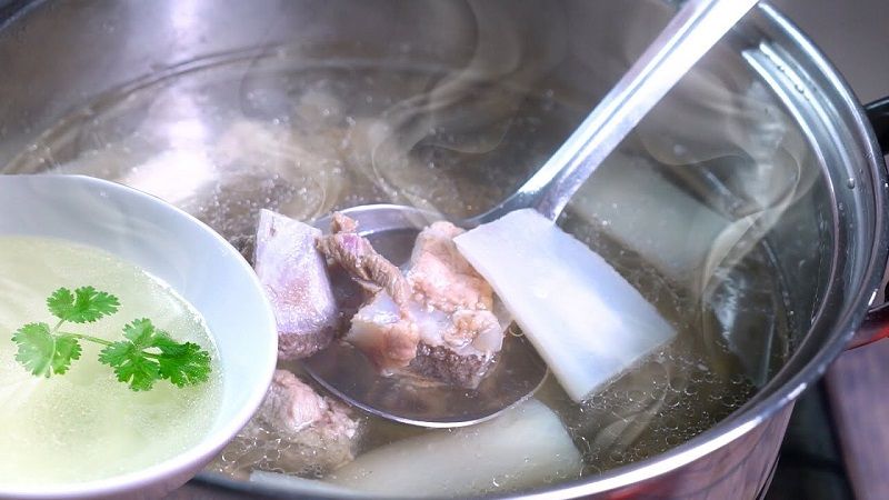 10: Nước hầm xương ngọt trong làm lẩu ngon hơn