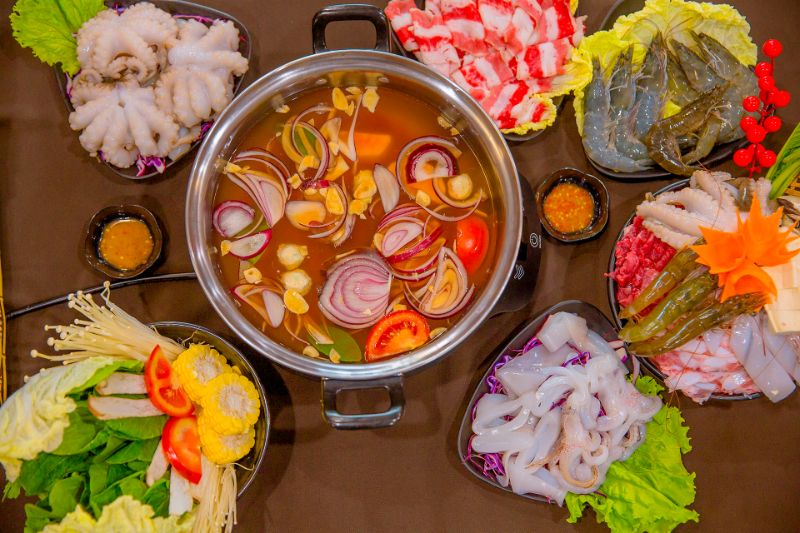 12: Hãy khéo léo bày đồ nhúng xung quanh nồi lẩu nhé