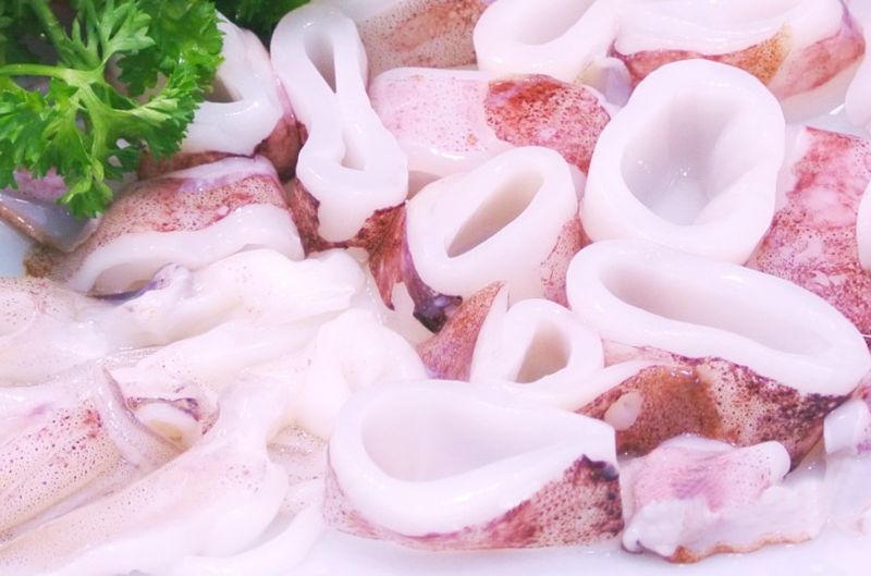 6: Mực cắt thành từng khoanh nhỏ vừa ăn