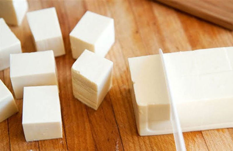9: Cắt đậu phụ thành miếng nhỏ vừa ăn