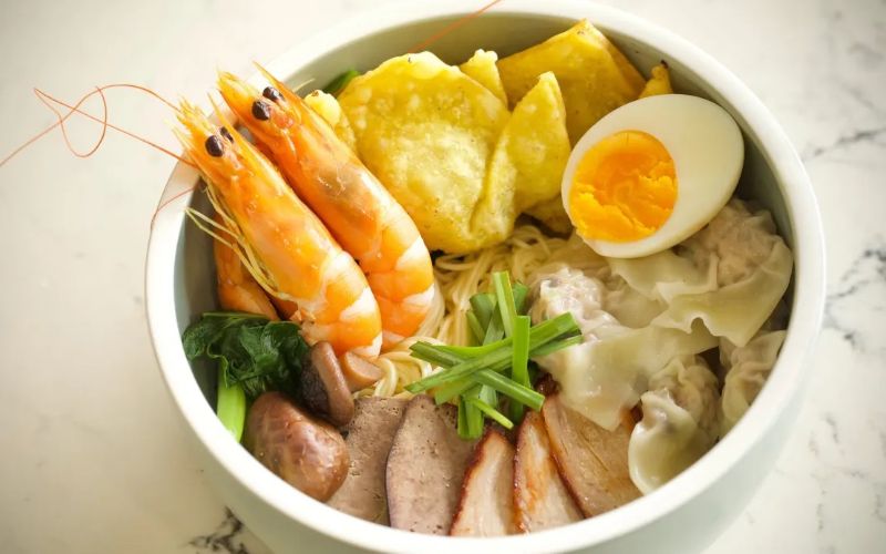 Ảnh 1: Mì vằn thắn là món ăn nổi tiếng trong nền ẩm thực Trung Hoa