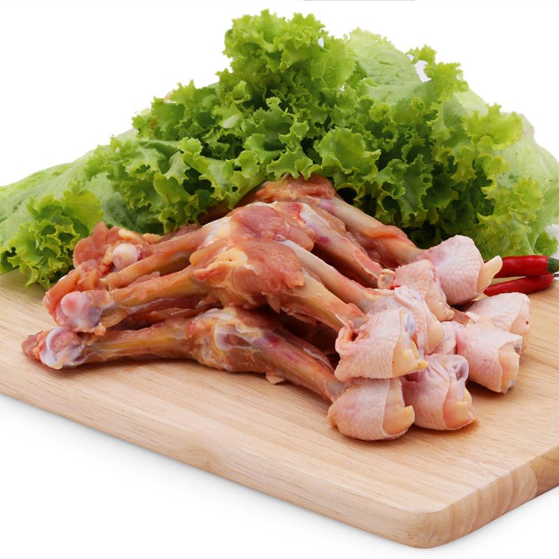 Ảnh 3: Xương gà có thể chặt khúc hoặc giữ nguyên rồi ninh lấy nước dùng