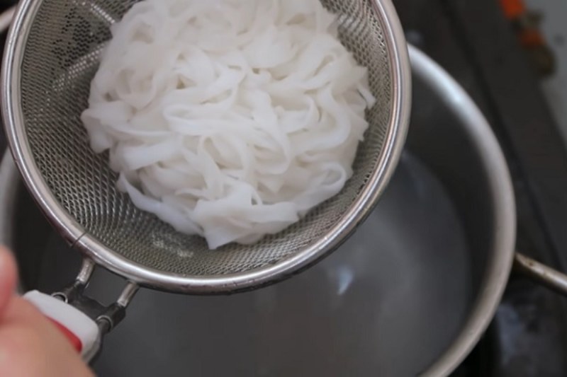 Người ăn cần phải chần sơ phở trước khi ăn