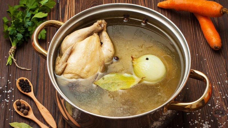 Bạn cần châm nước liên tục để nồi luộc gà không bị cạn nước