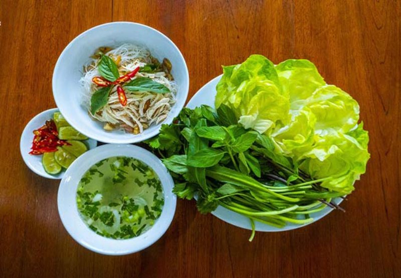 Phở nên được dùng với rau để tăng thêm hương vị