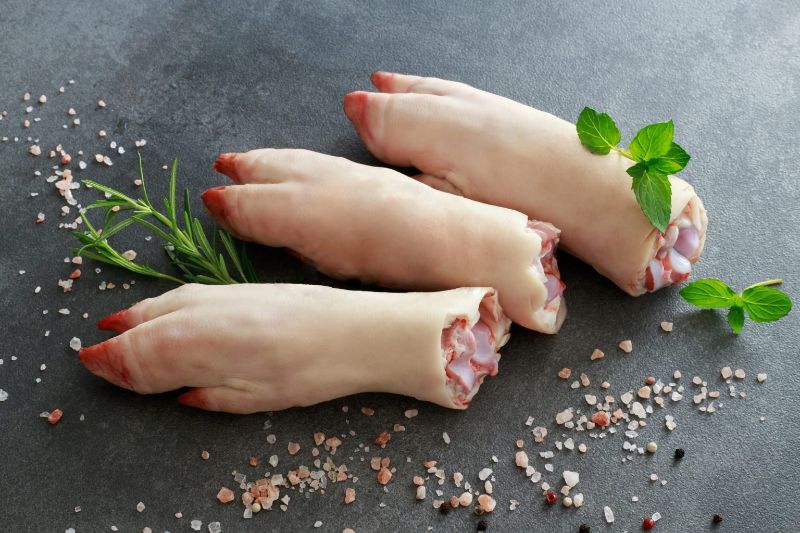 Ảnh 1: Thịt đông truyền thống được nấu từ chân giò, tai heo